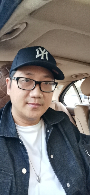 拥抱幸福的第一张照片--柘荣婚介网